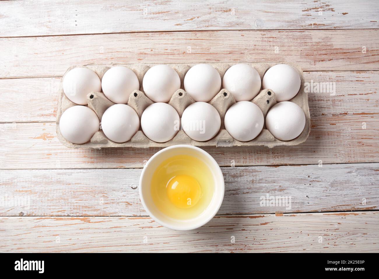 Uova bianche e tuorlo d'uovo. Store ha acquistato uova di pollo in cartone grigio Foto Stock