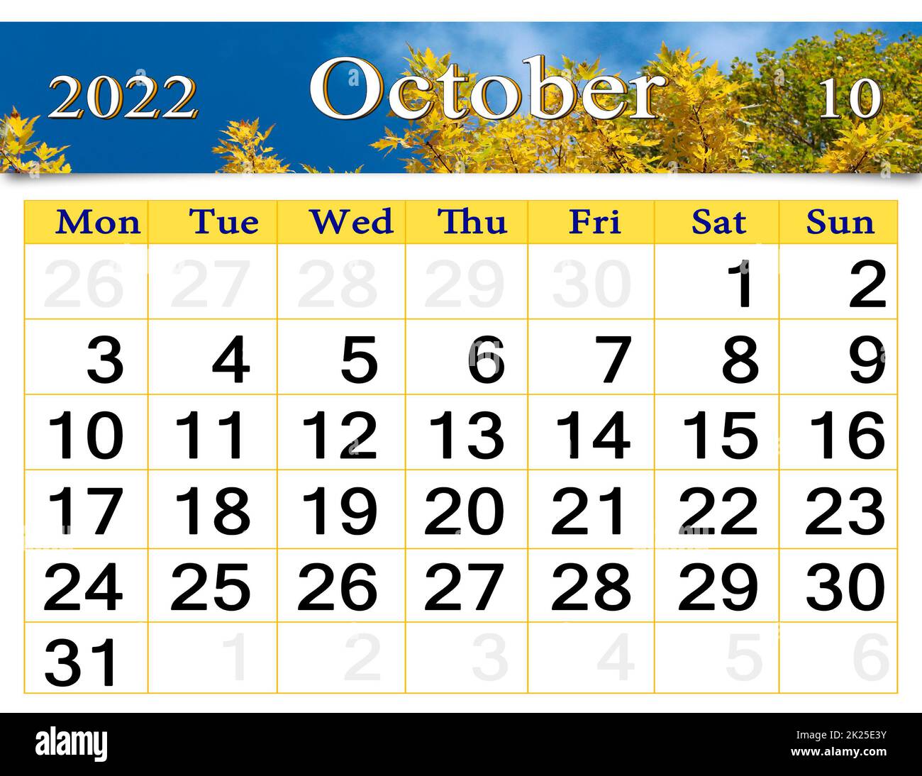 ottobre 2022 con immagine di foglie gialle su acero nella foresta. calendario Foto Stock