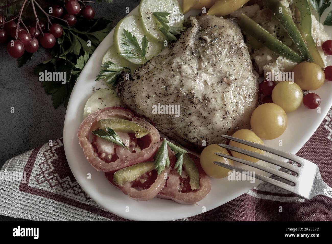 Coscia di pollo al forno su un piatto con verdure Foto Stock