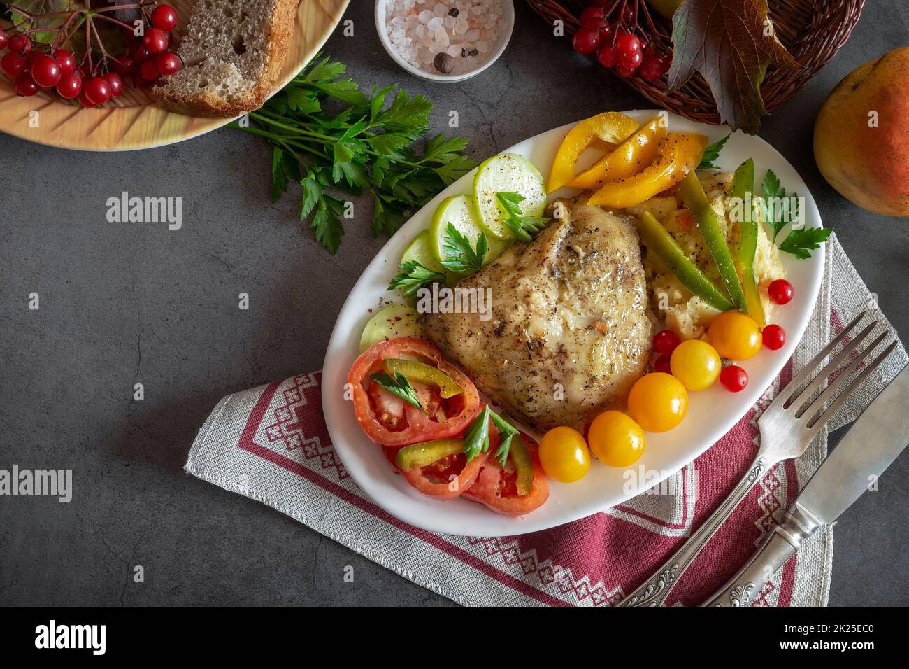 Coscia di pollo al forno su un piatto con verdure Foto Stock