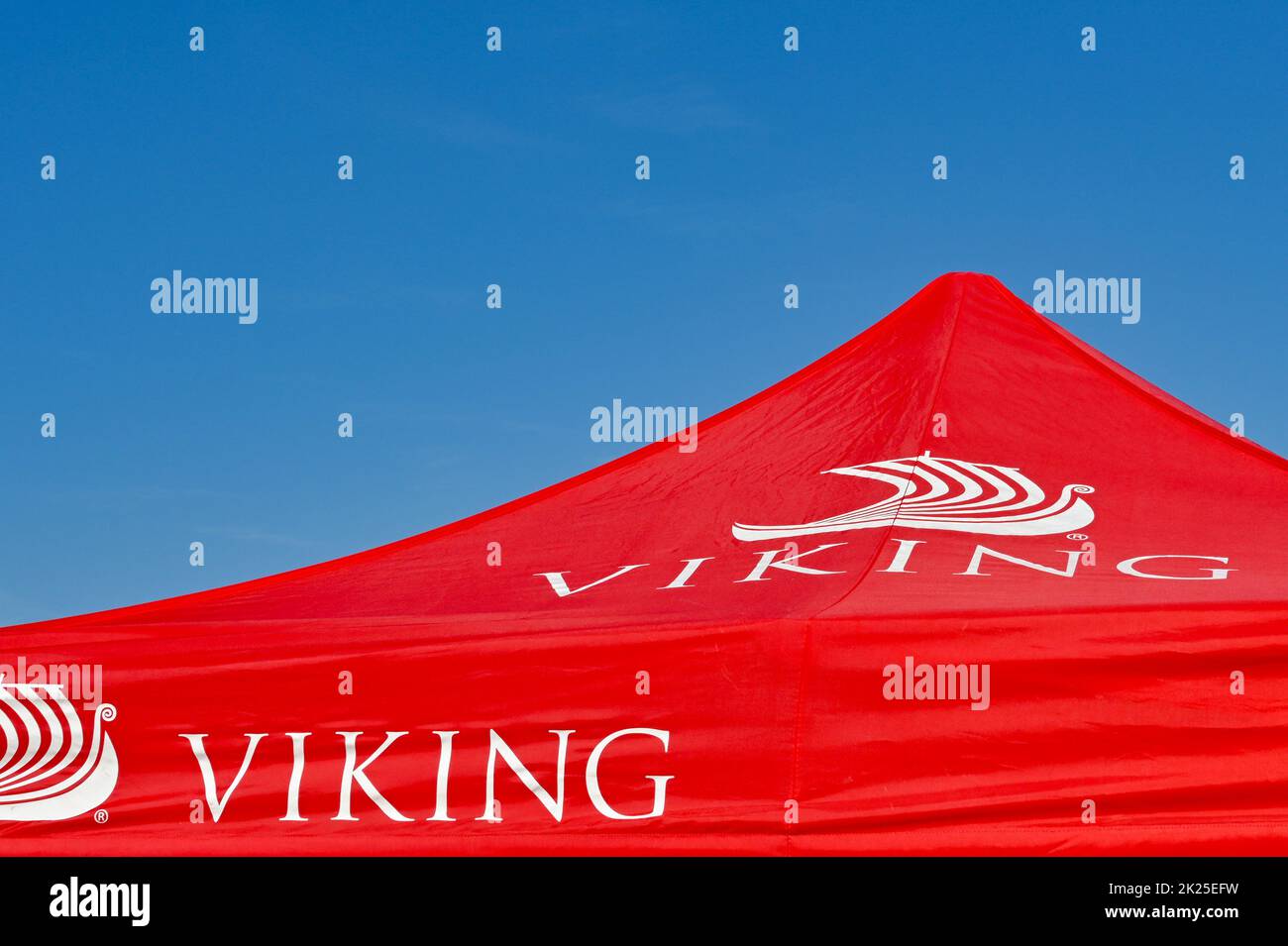 Baldacchino rosso con il logo della compagnia di viaggi Viking River Cruises contro un cielo blu profondo. Nessuna gente. Foto Stock