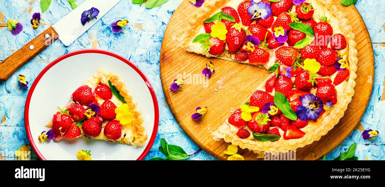 Aperto estate torta o torta con frutti di bosco Foto Stock