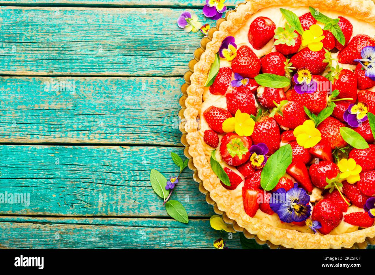 Aperto estate torta o torta con frutti di bosco Foto Stock