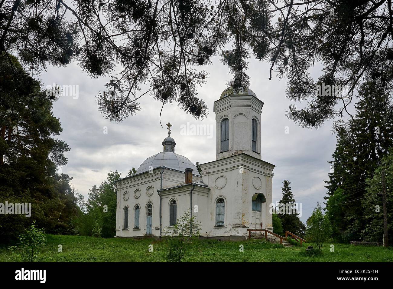 Antica chiesa ortodossa in campagna Foto Stock