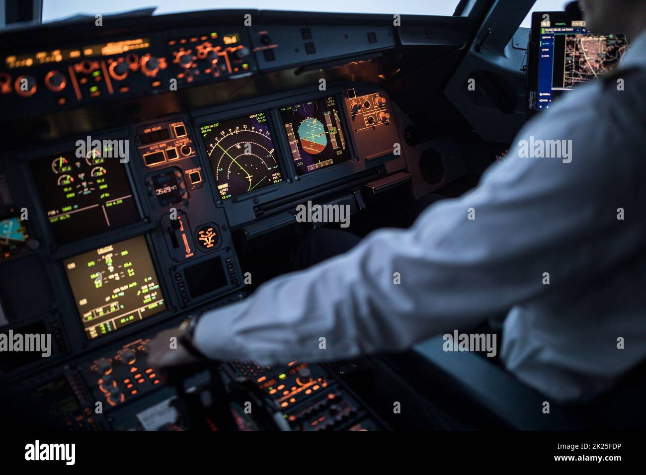 Il pilota accelera la mano sulla valvola a farfalla in un aereo commerciale volo in aeroplano cockpit durante la fase di decollo Foto Stock