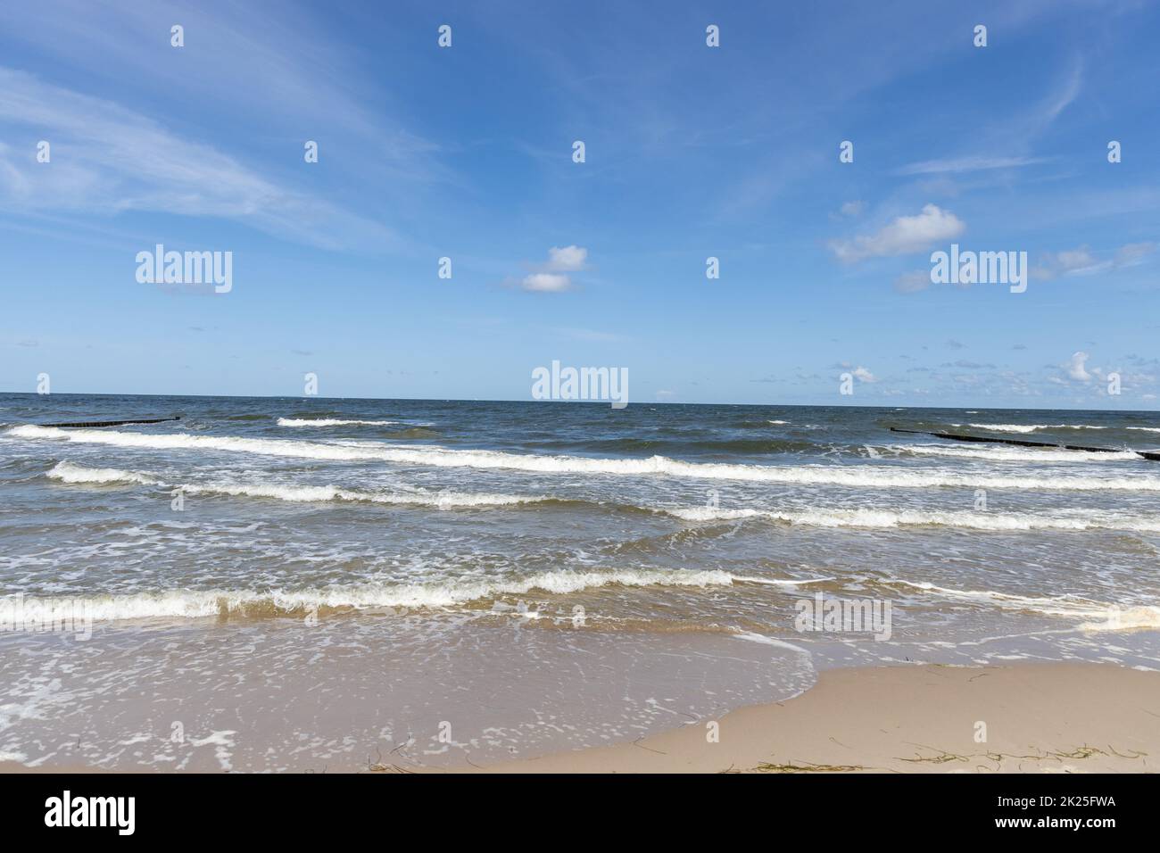 Onde alte e pericolose sulla spiaggia di Zempin sull'isola di Usedom in una bella giornata Foto Stock