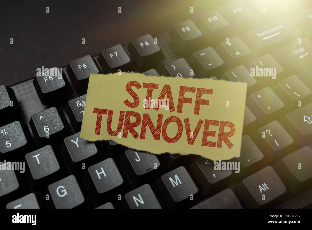 Turnover del personale addetto alla scrittura di testi a mano. Business Concept la percentuale di lavoratori che ha sostituito i nuovi dipendenti Abstract digitando nuovo script di film, creando Motivational Speech Online Foto Stock