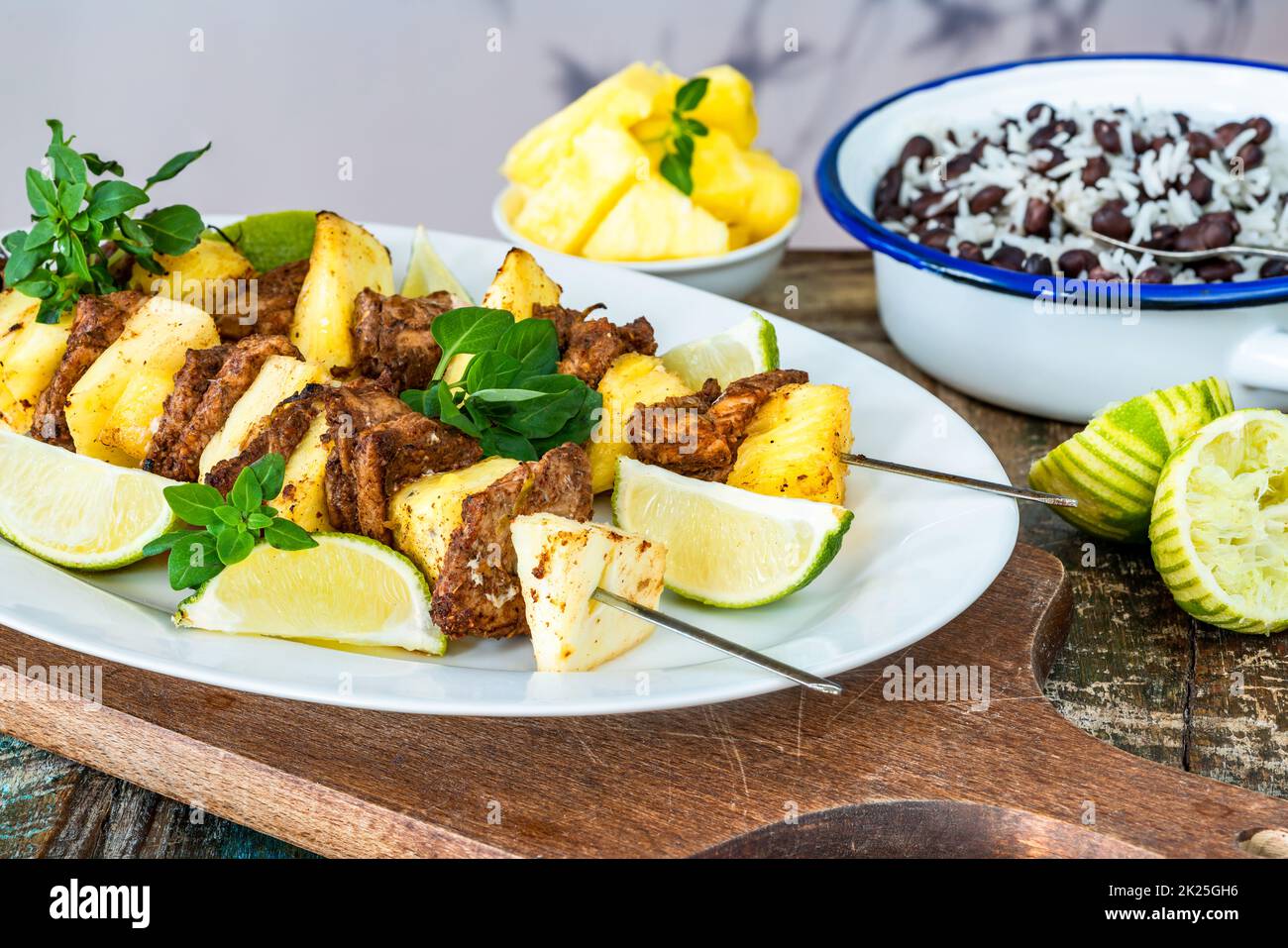 Spiedini di maiale e ananas con riso a fagioli neri Foto Stock