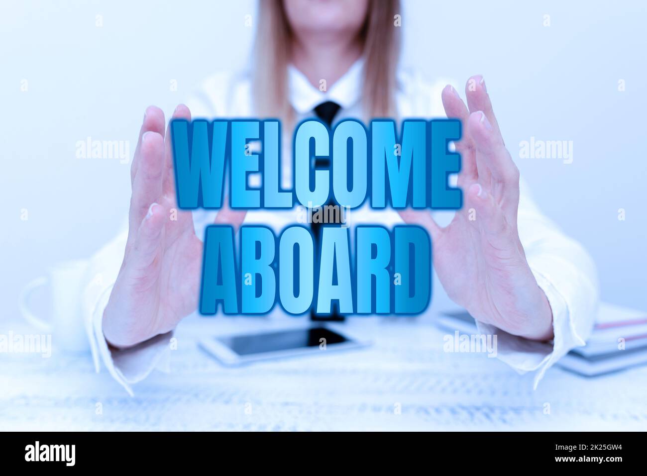 Cartello di testo che mostra Welcome aboard. Panoramica aziendale espressione di saluti a una persona il cui arrivo è desiderato sviluppatore di applicazioni che presenta un nuovo programma, visualizzazione del dispositivo aggiornato Foto Stock