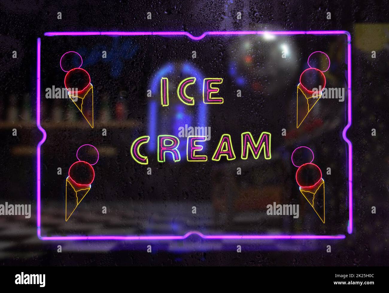 Neon Ice Cream Sign in finestra piovosa Foto Stock