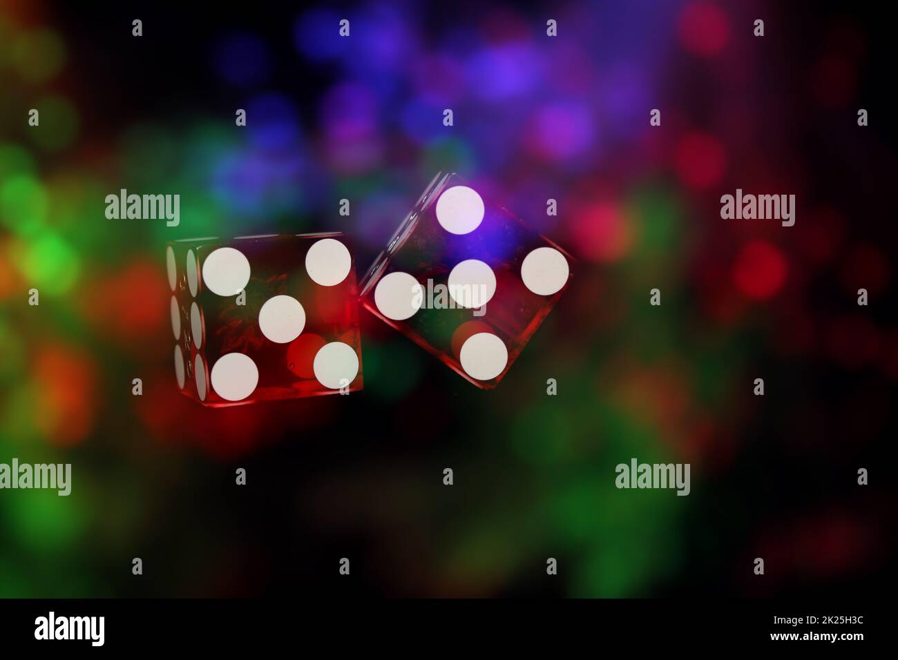 Giochi di Casino con colorati dadi o dadi di Bokeh Foto Stock