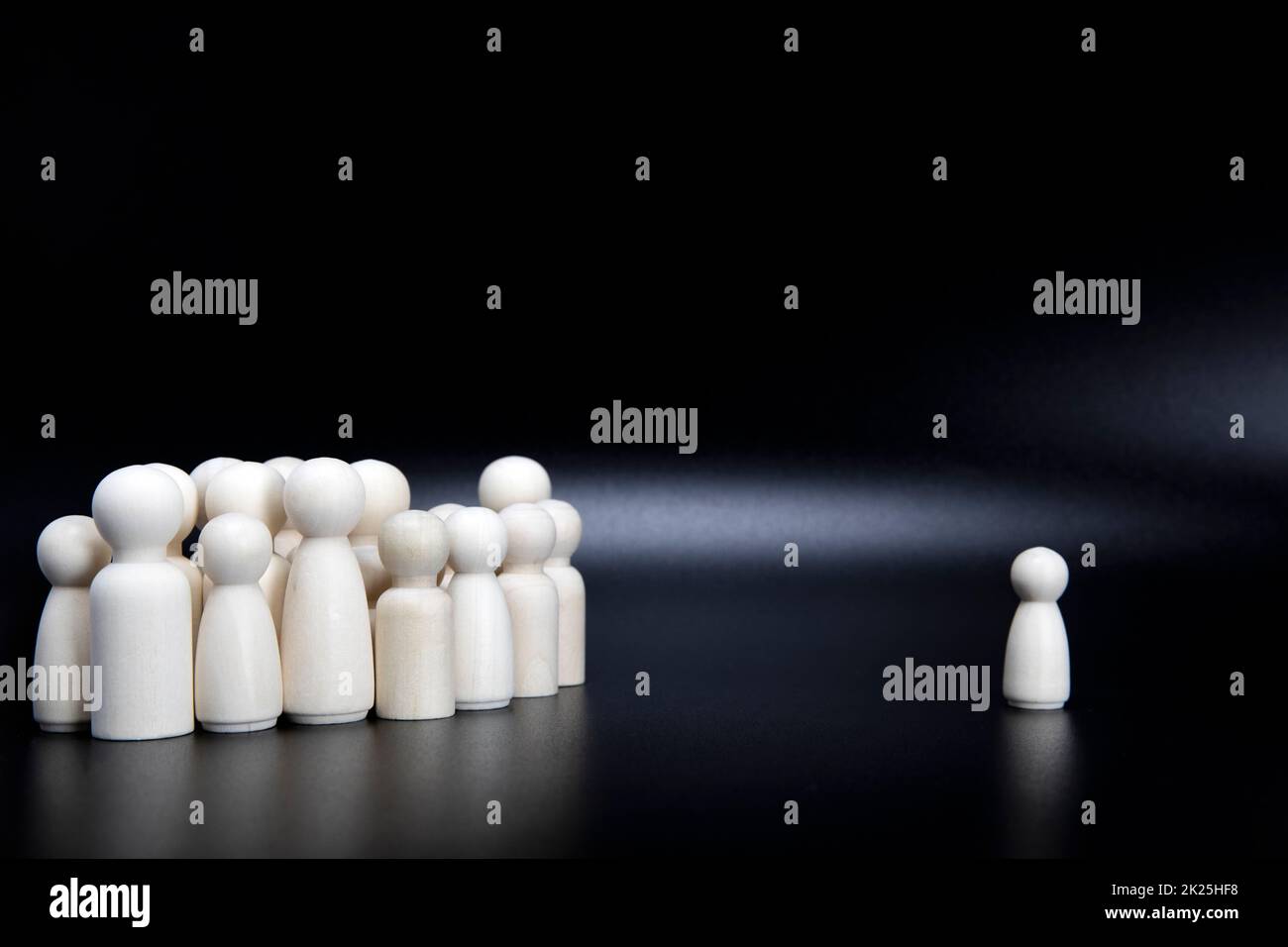 Unicità e indipendenza. Dissidenza. Distinguiti dalla folla. Leader di pensiero. Figura di legno rosso diversa da altri spazi di copia di sfondo nero Foto Stock