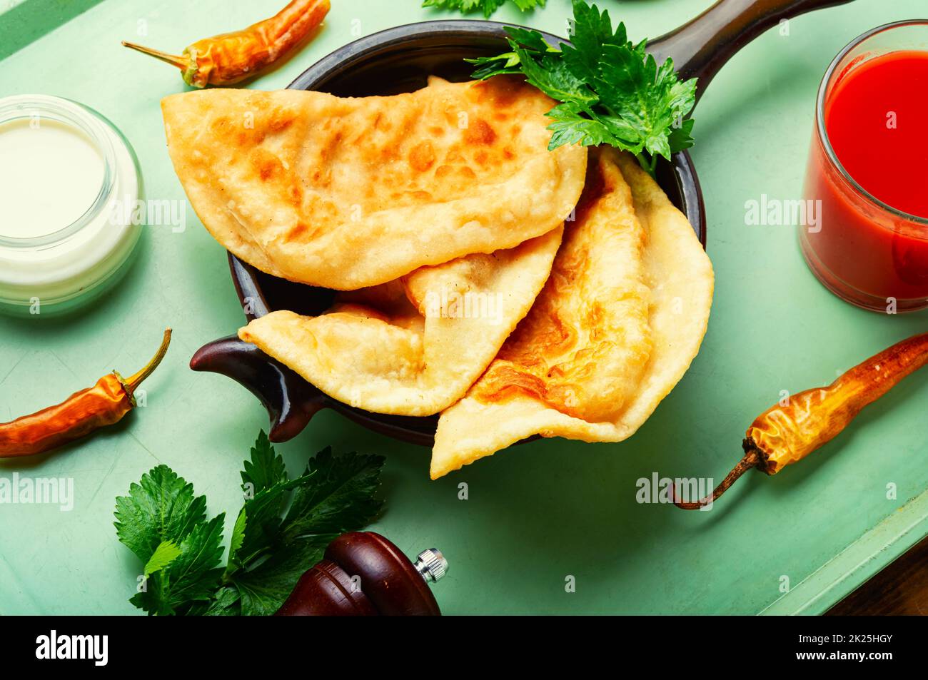 Torte senza lievito con ripieno di carne Foto Stock