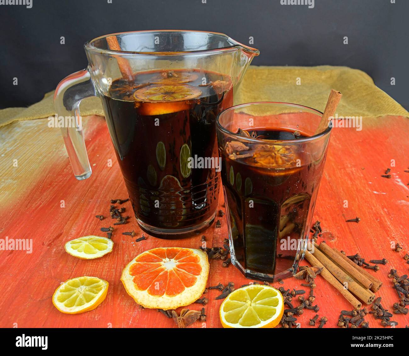 Vino rosso in un bicchiere di natale immagini e fotografie stock ad alta  risoluzione - Alamy