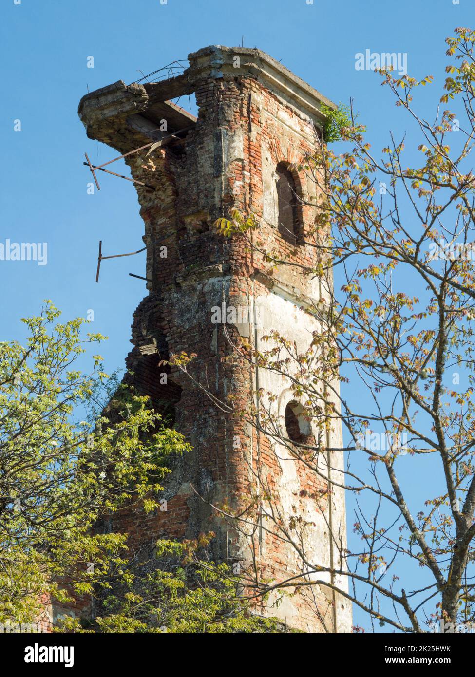 Torre della chiesa distrutta Foto Stock