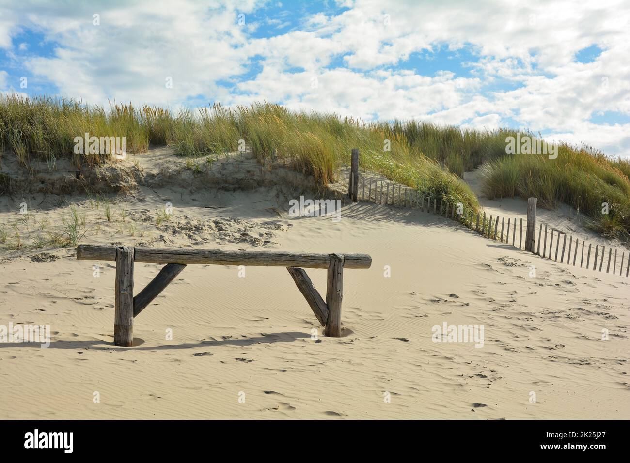 Cancello di legno sulla spiaggia di sabbia di fronte alle dune Foto Stock