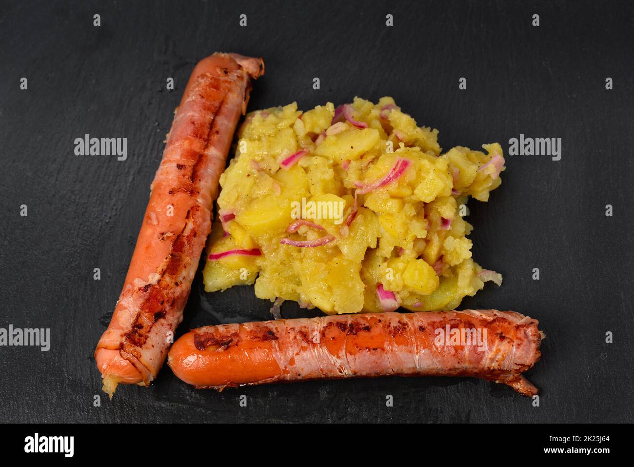 Salsicce bernesi con insalata di patate Foto Stock