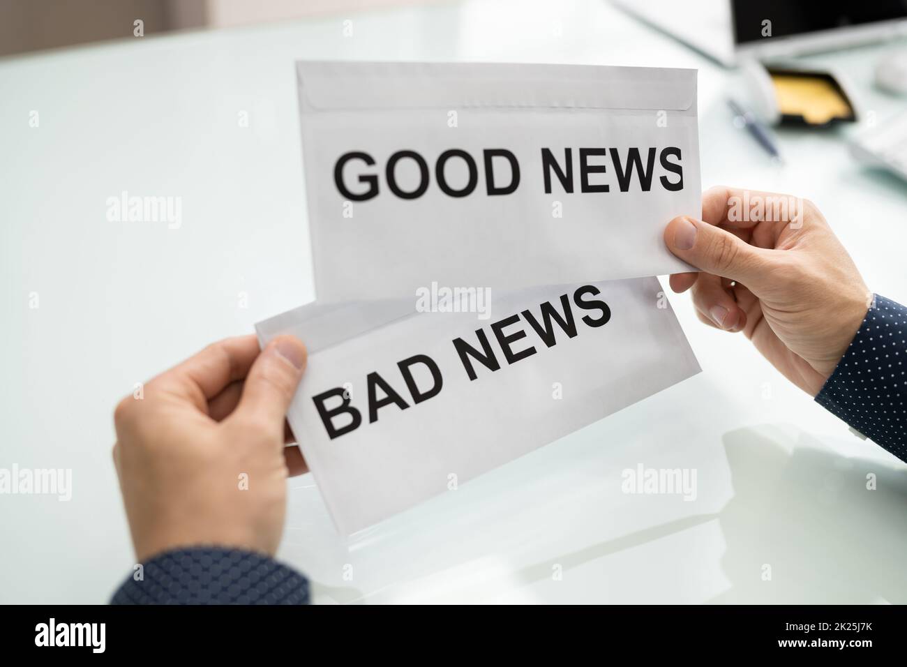 Busta di lettera di notizie cattiva e buona Foto Stock