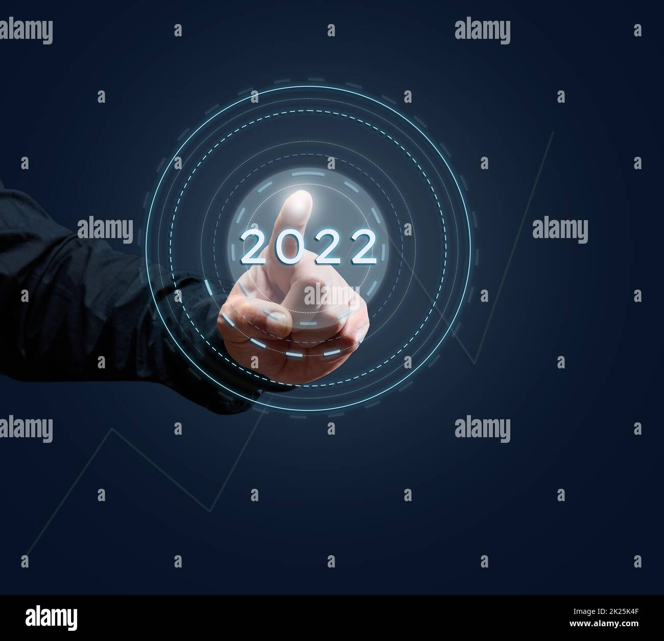 la mano di un uomo d'affari preme sul pulsante virtuale dell'inizio dell'anno. Apertura delle imprese e nuovi mercati di vendita, l'inizio di una nuova vita Foto Stock