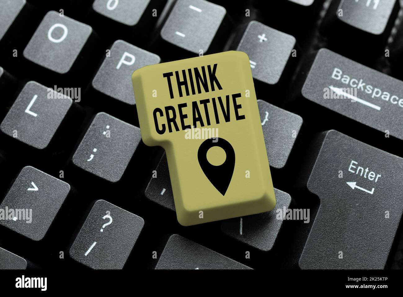 Segno di testo che mostra Think Creative. Foto concettuale la capacità di percepire modelli che non sono ovvi digitando Un nuovo romanzo di mistero, creando post online sui social media Foto Stock