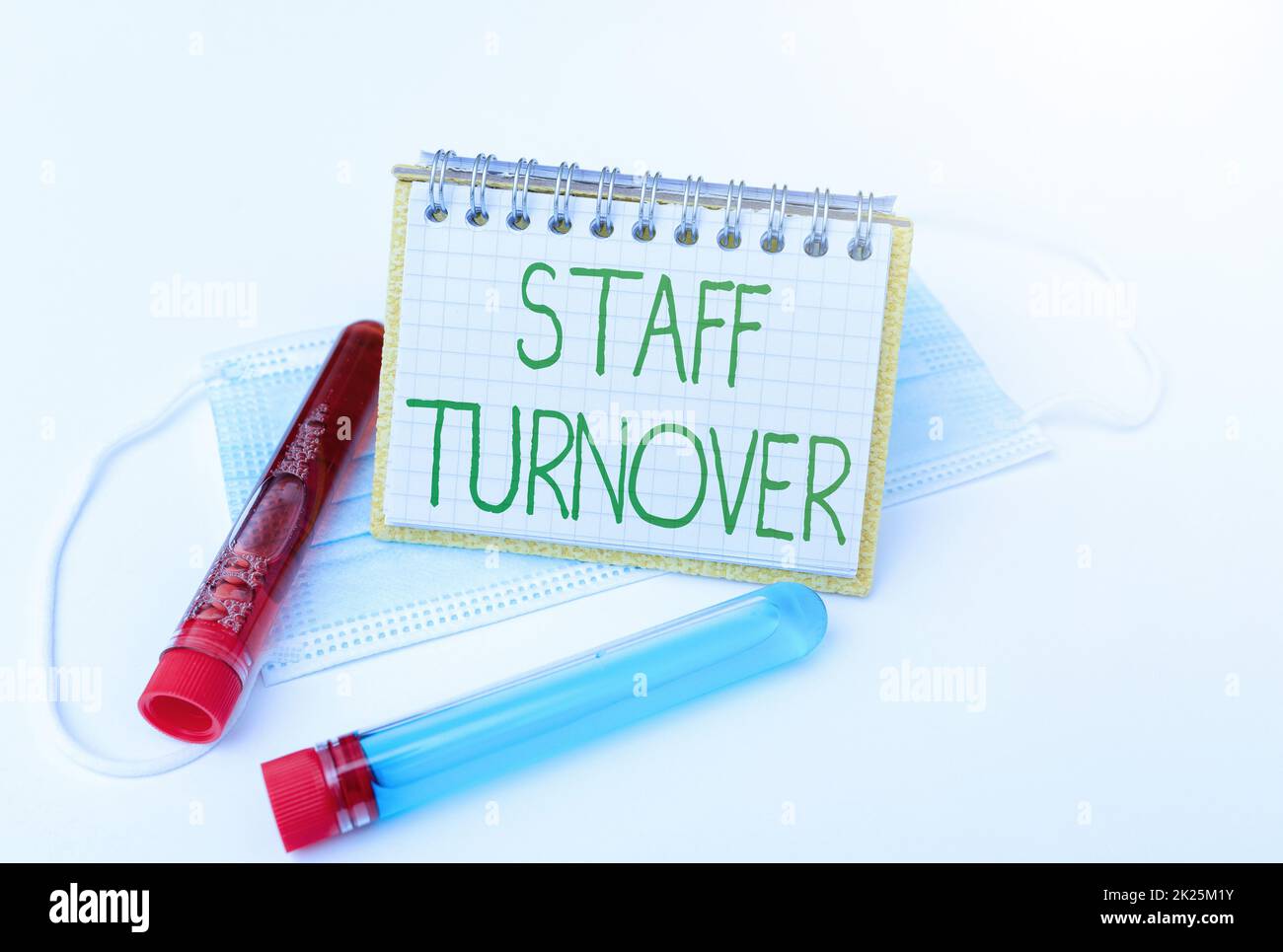 Turnover del personale addetto alla scrittura di testi a mano. Foto concettuale la percentuale di lavoratori che ha sostituito i nuovi dipendenti preparando e scrivendo la medicina di prescrizione, prevenendo la diffusione del virus Foto Stock