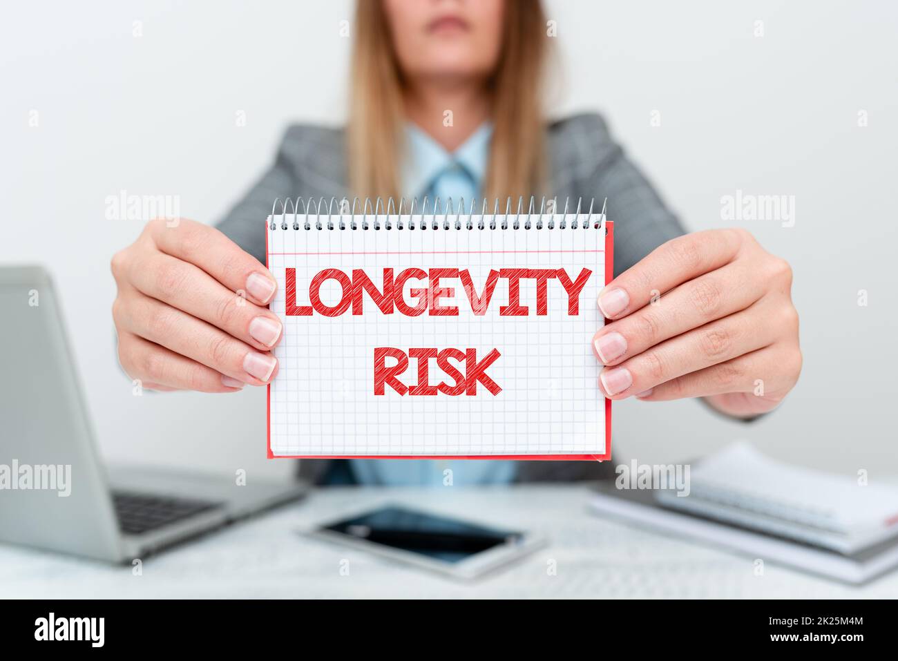 Rischio di longevità delle didascalie concettuali. Parola per la minaccia potenziale dovuta all'aumento della durata di vita del consulente finanziario dei pensionati che dà le punte di risparmio di soldi, imprenditore che discute gli affari Foto Stock