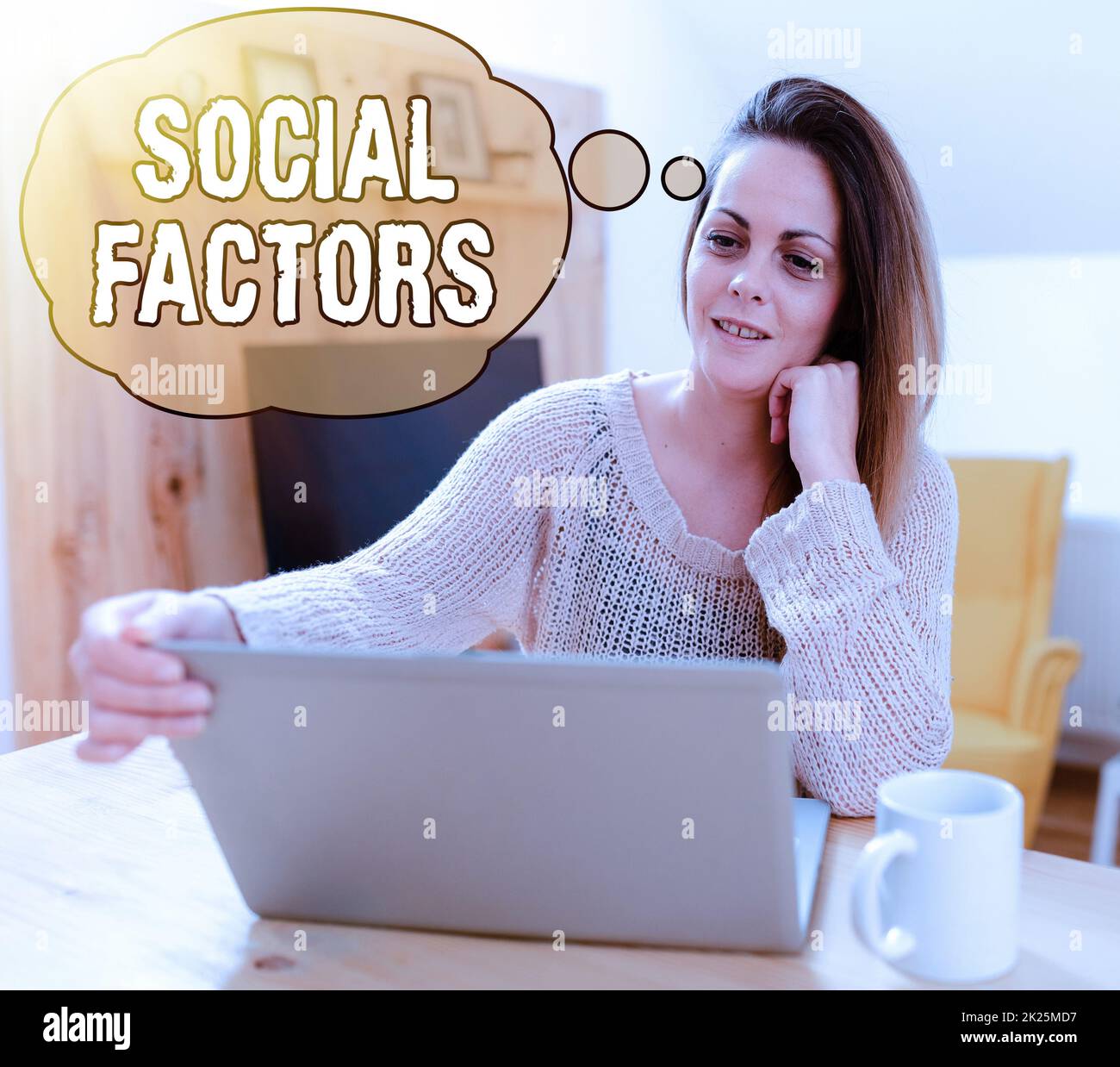 Didascalia di testo che presenta i fattori sociali. Concetto Internet cose che influenzano lo stile di vita differenze culturali navigazione e chat nei social media, ricerca e visione di video Foto Stock