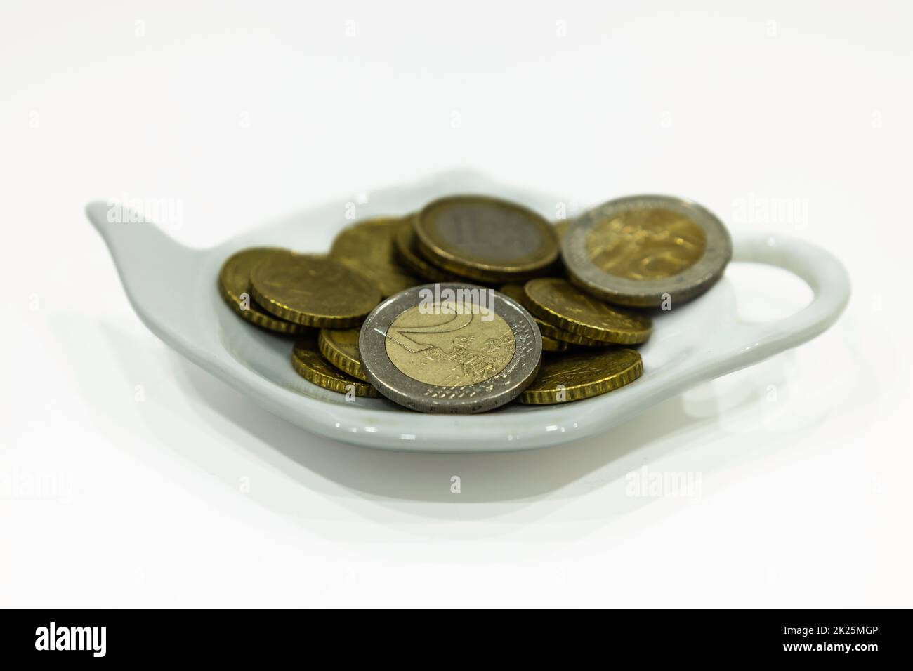 monete in euro nel piatto di ceramica antica Foto Stock