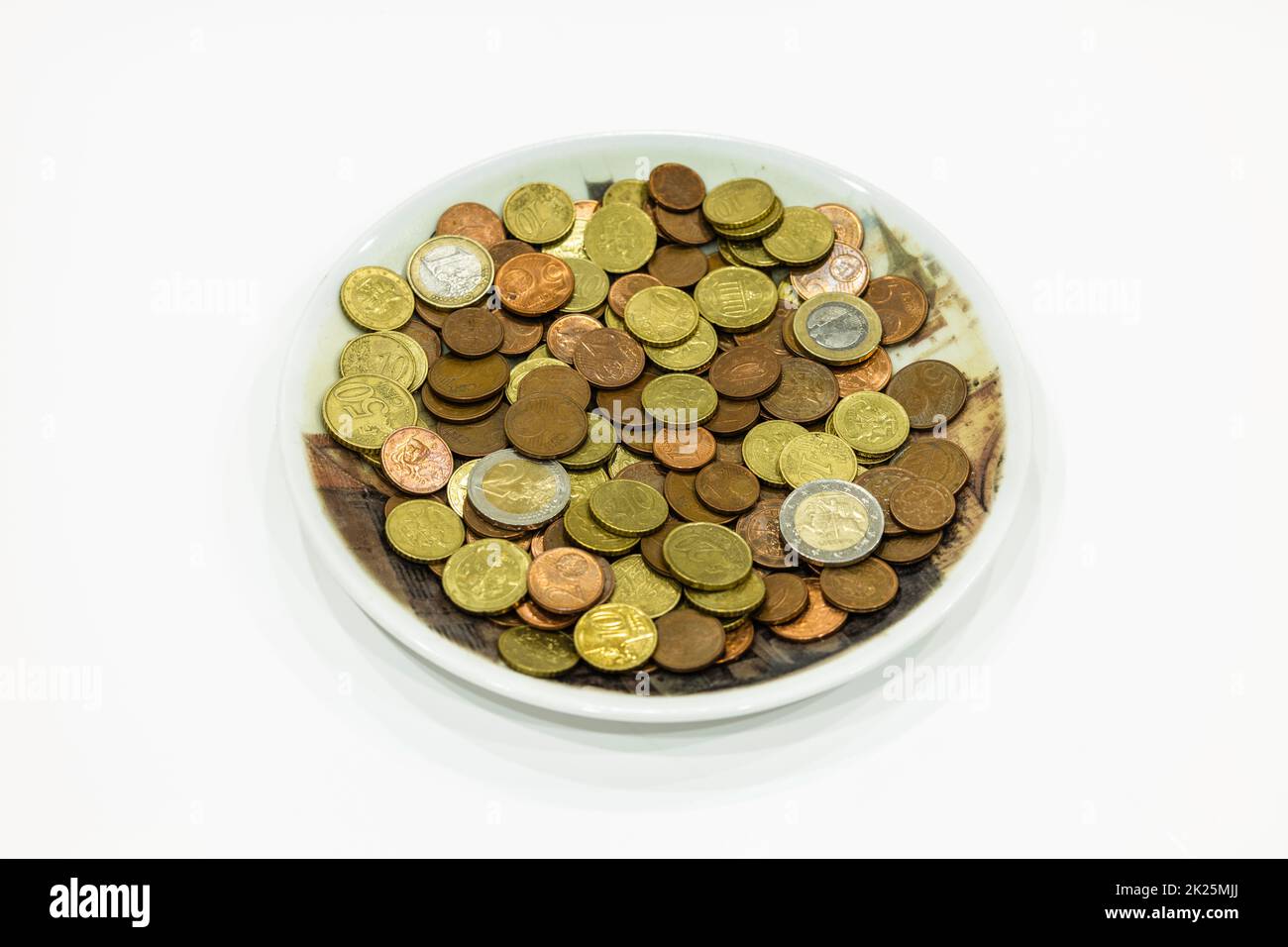 monete in euro nel piattino decorato in ceramica antica Foto Stock