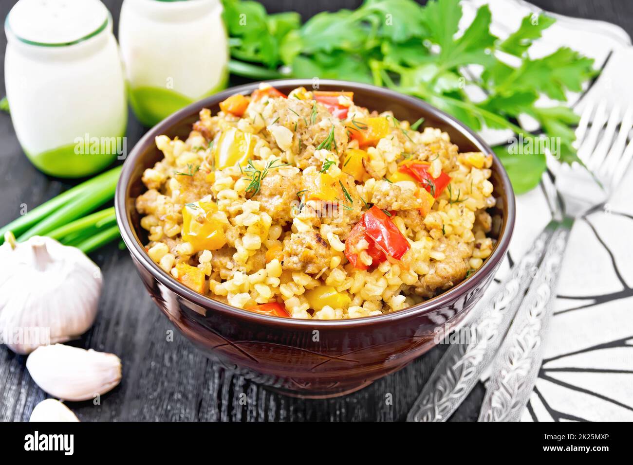 Porridge d'orzo con carne macinata in ciotola su tavola scura Foto stock -  Alamy