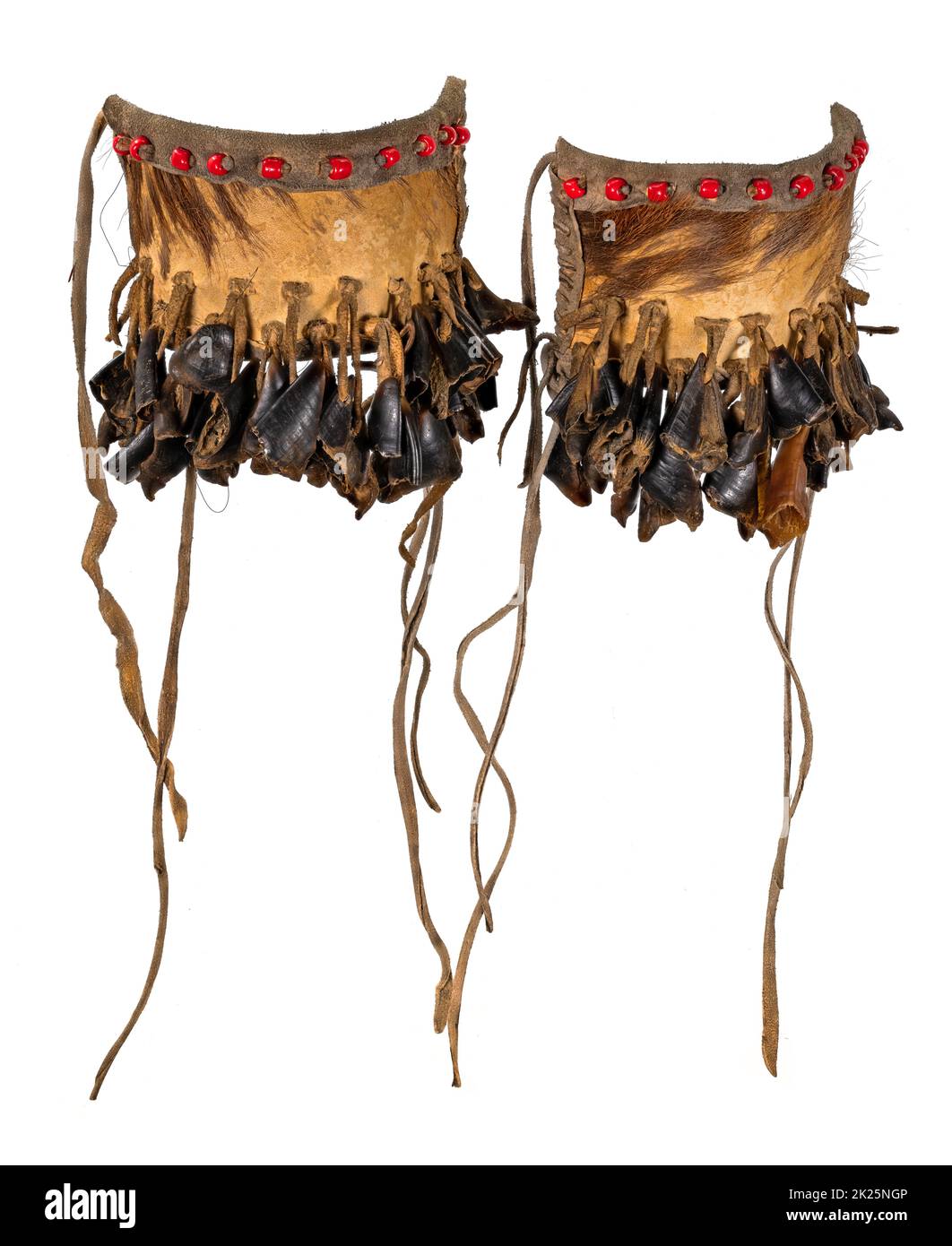Sonaglino da ballo degli Indiani del Nord America fatto di zoccoli di capriolo, pelle di cervo e da attaccare alle gambe Foto Stock