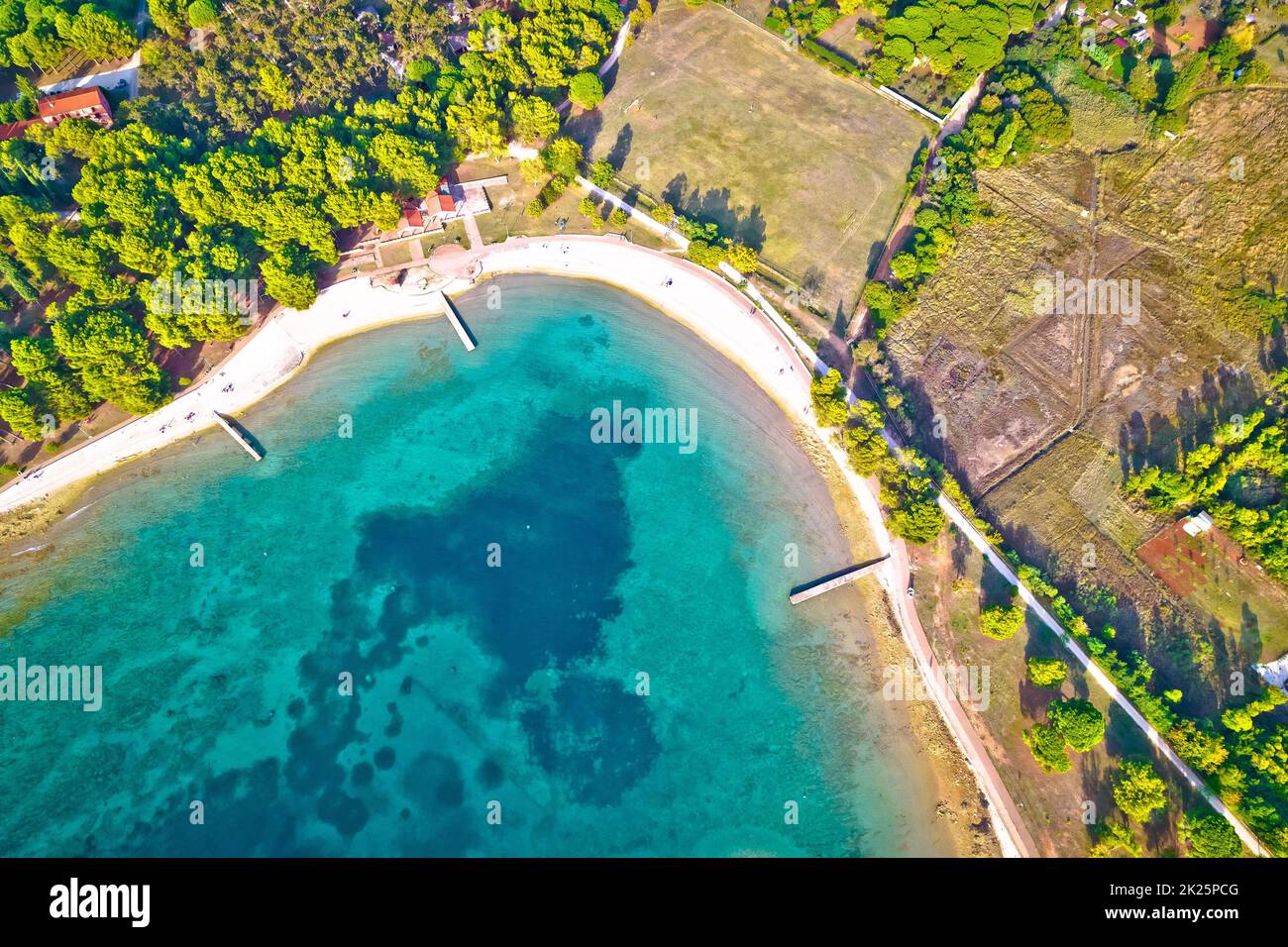 Villaggio di Valbandon idilliaca spiaggia baia vista aerea Foto Stock