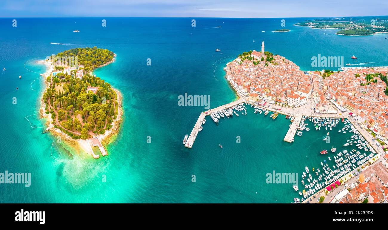 Città di Rovigno penisola storica e Sveta Katarina isola vista aerea Foto Stock