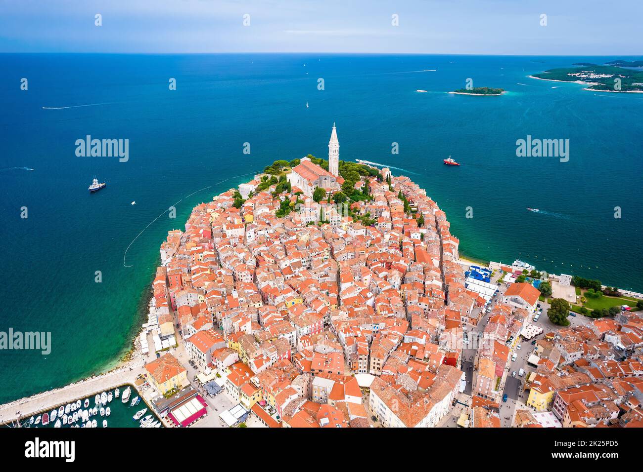 Rovigno. Storica città adriatica di Rovigno vista aerea. Tetti di famosa destinazione turistica Foto Stock