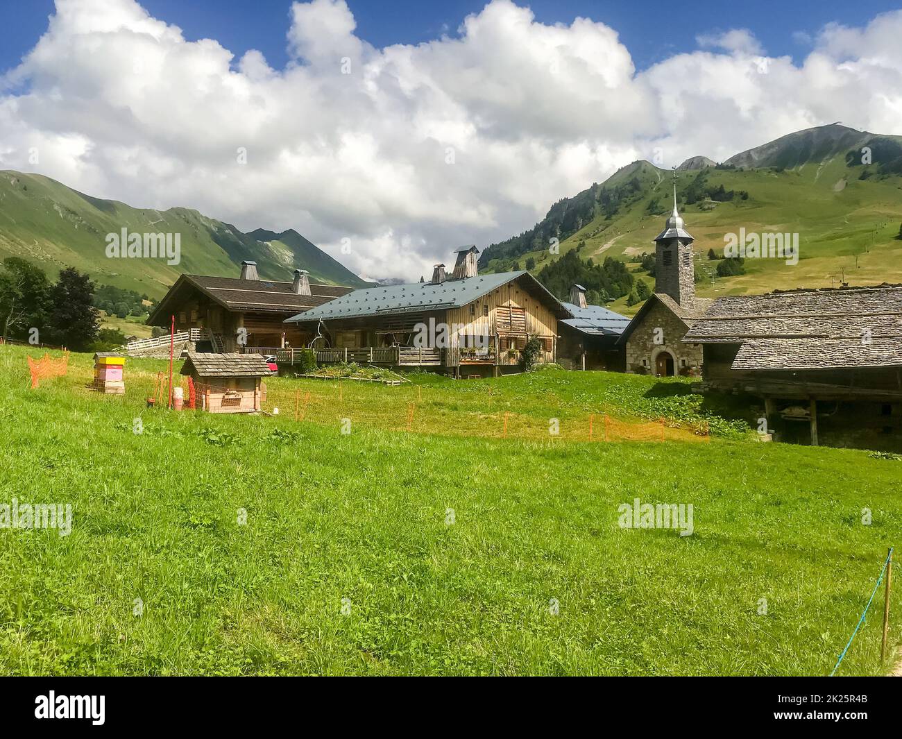 Chiesa tradizionale nel villaggio di Chinaillon, il Grand-Bornand Foto Stock