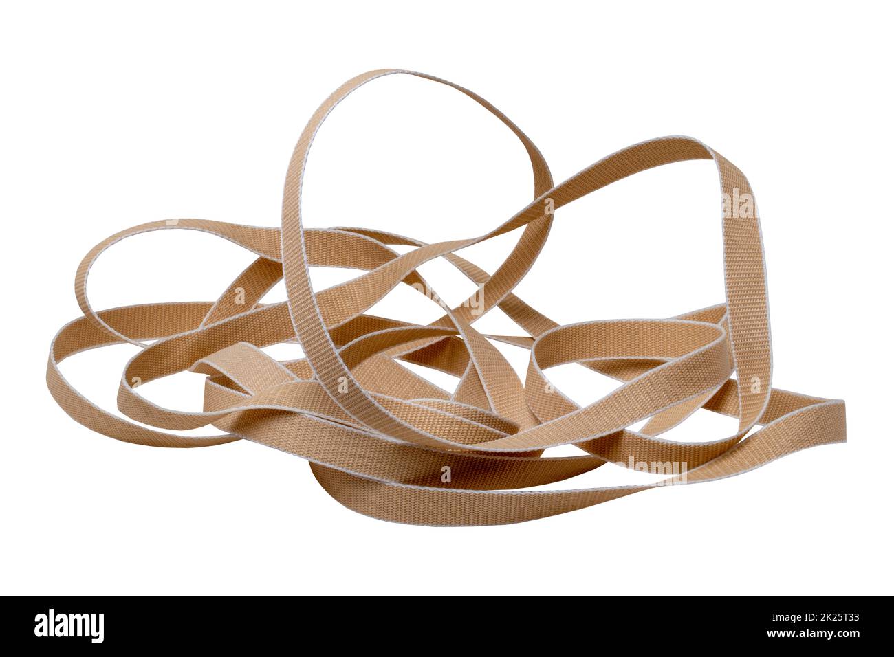 Nastro della serranda del rullo isolato. Primo piano di un robusto nastro beige resistente all'usura e resistente agli strappi per tapparelle e tende isolate su sfondo bianco. Foto Stock