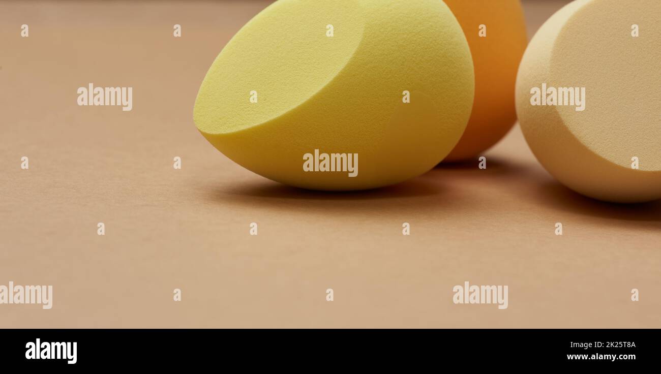spugne ovali nuove a forma di uovo per cosmetici e fondazioni Foto Stock