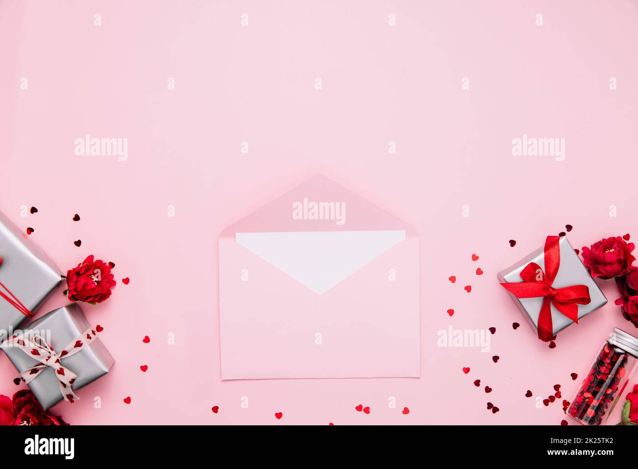 Modello di biglietto giornaliero San Valentino, busta rosa aperta con messaggio a foglio vuoto Foto Stock