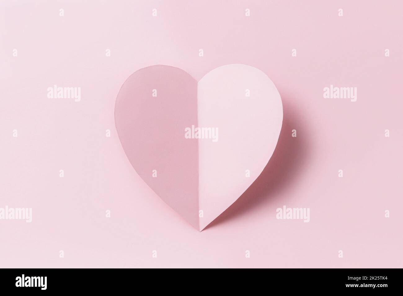 Messaggio d'amore o piatto concettuale San Valentino. Carta rosa carta cuore Foto Stock
