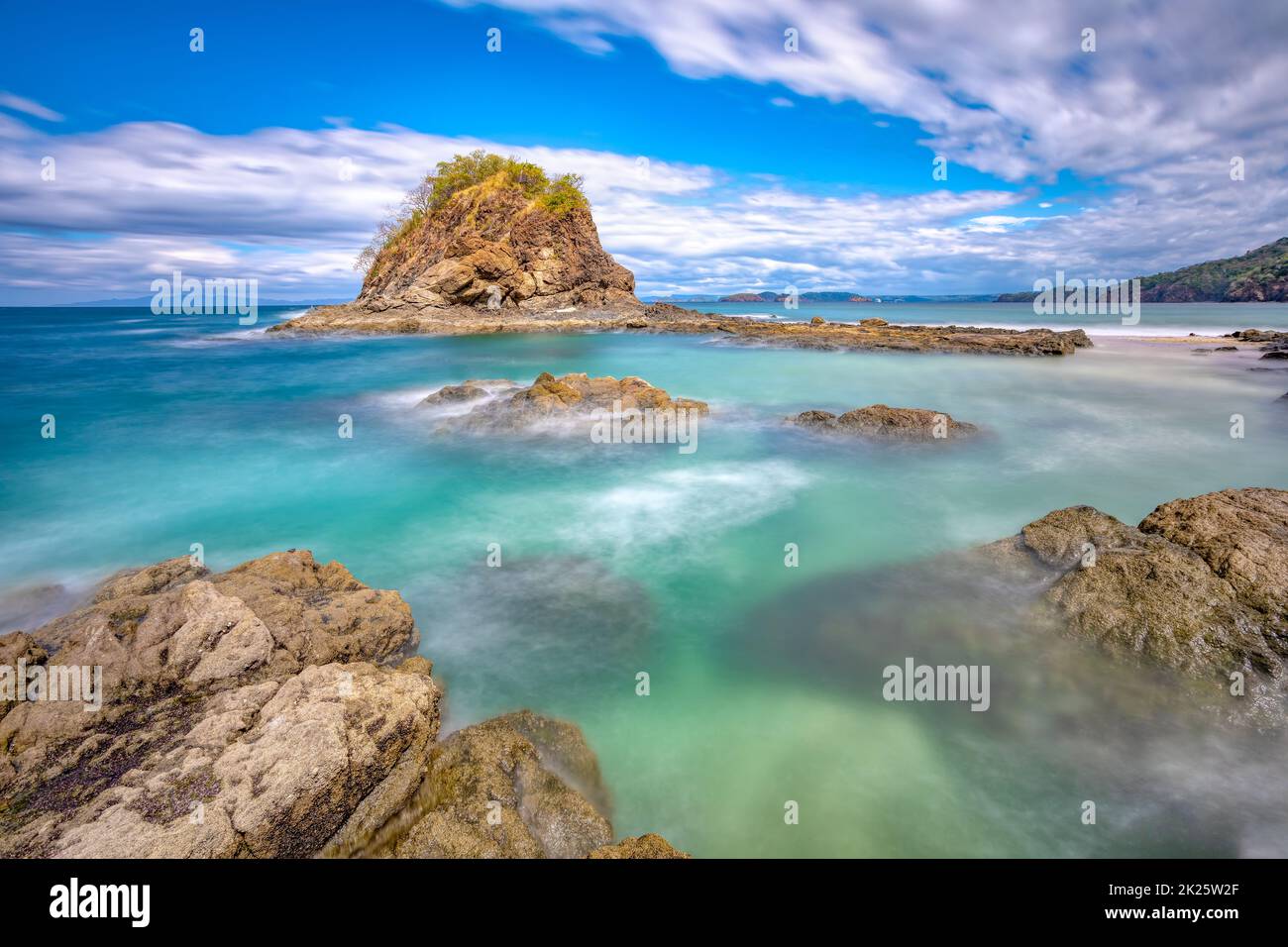 Lunga esposizione, onde oceaniche del pacifico su roccia a Playa Ocotal, El Coco Costa Rica Foto Stock