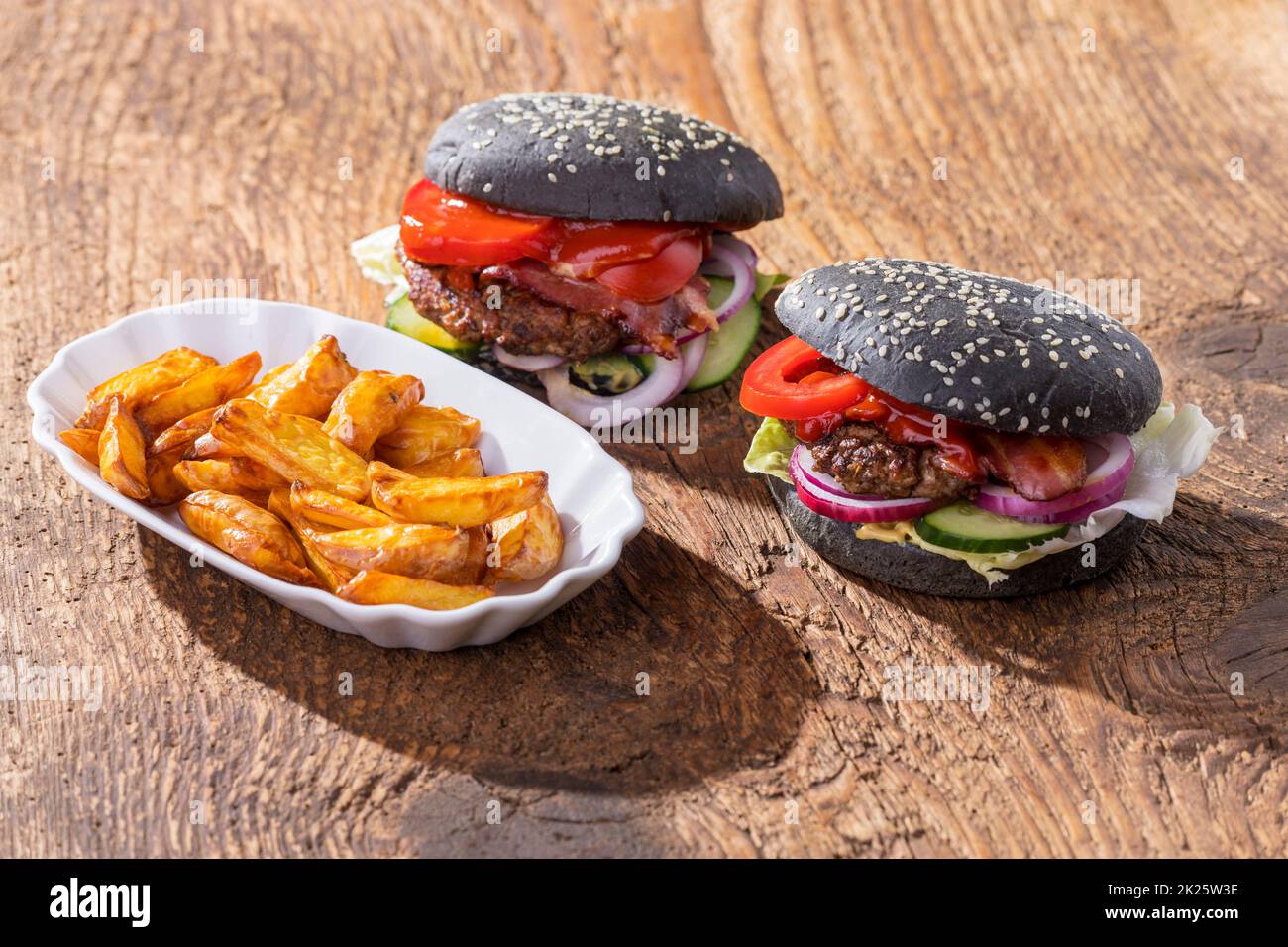 Primo piano della hamburger nero su legno Foto Stock