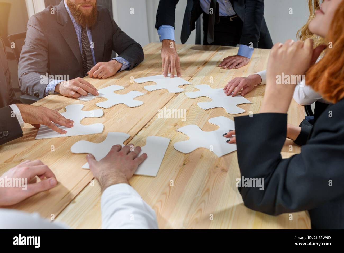 Il lavoro di squadra dei partner collega i pezzi di puzzle come integrazione e avvio Foto Stock
