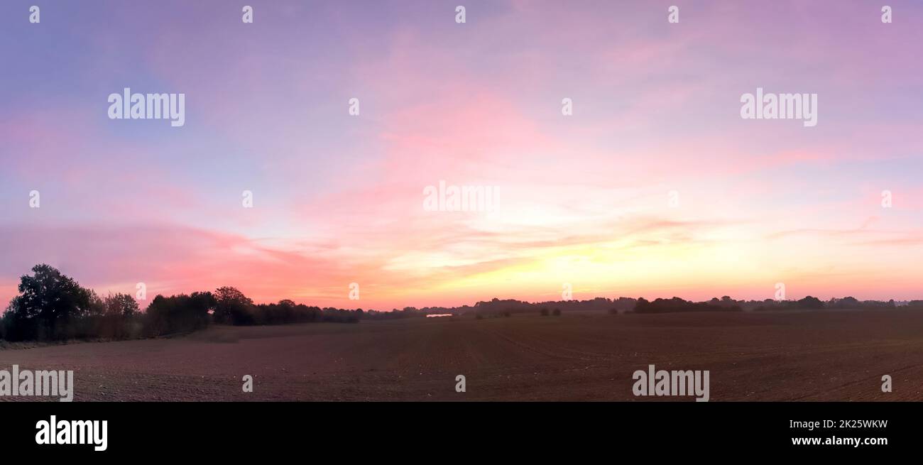 Tramonto panorama ad alta risoluzione di un paesaggio del nord europa paese. Foto Stock