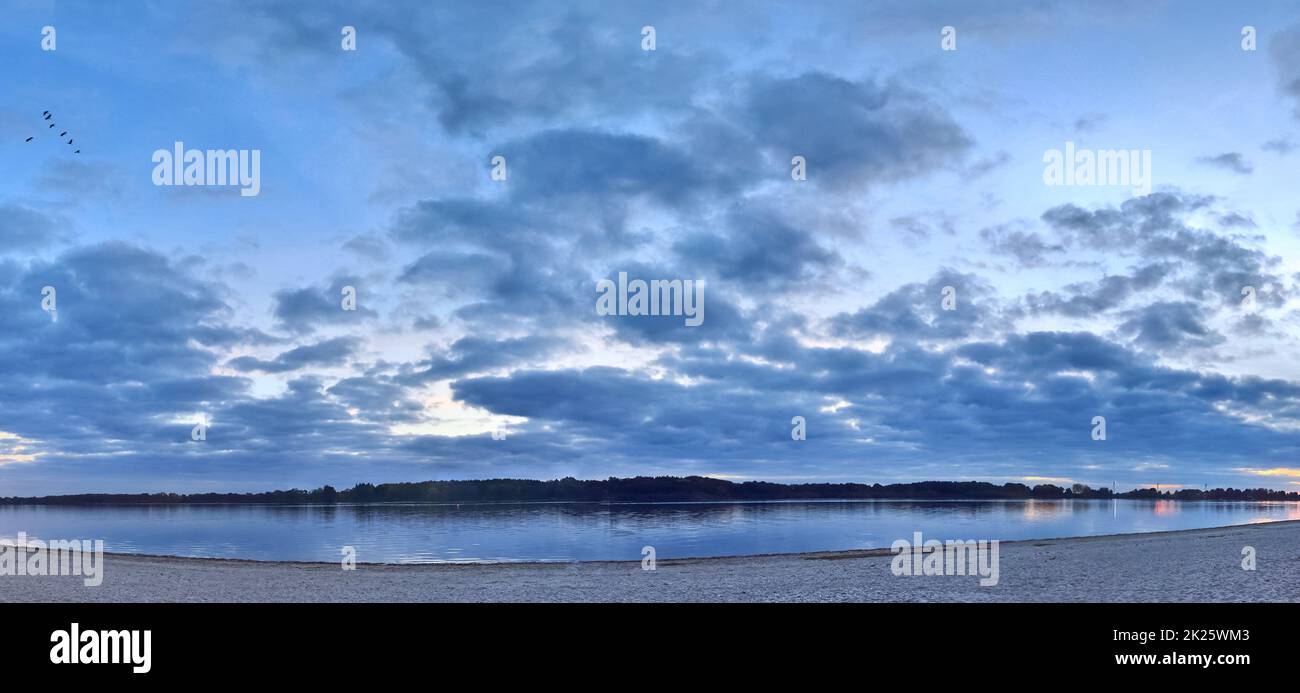 Bellissimo panorama ad alta risoluzione di un lago con un cielo mozzafiato. Foto Stock