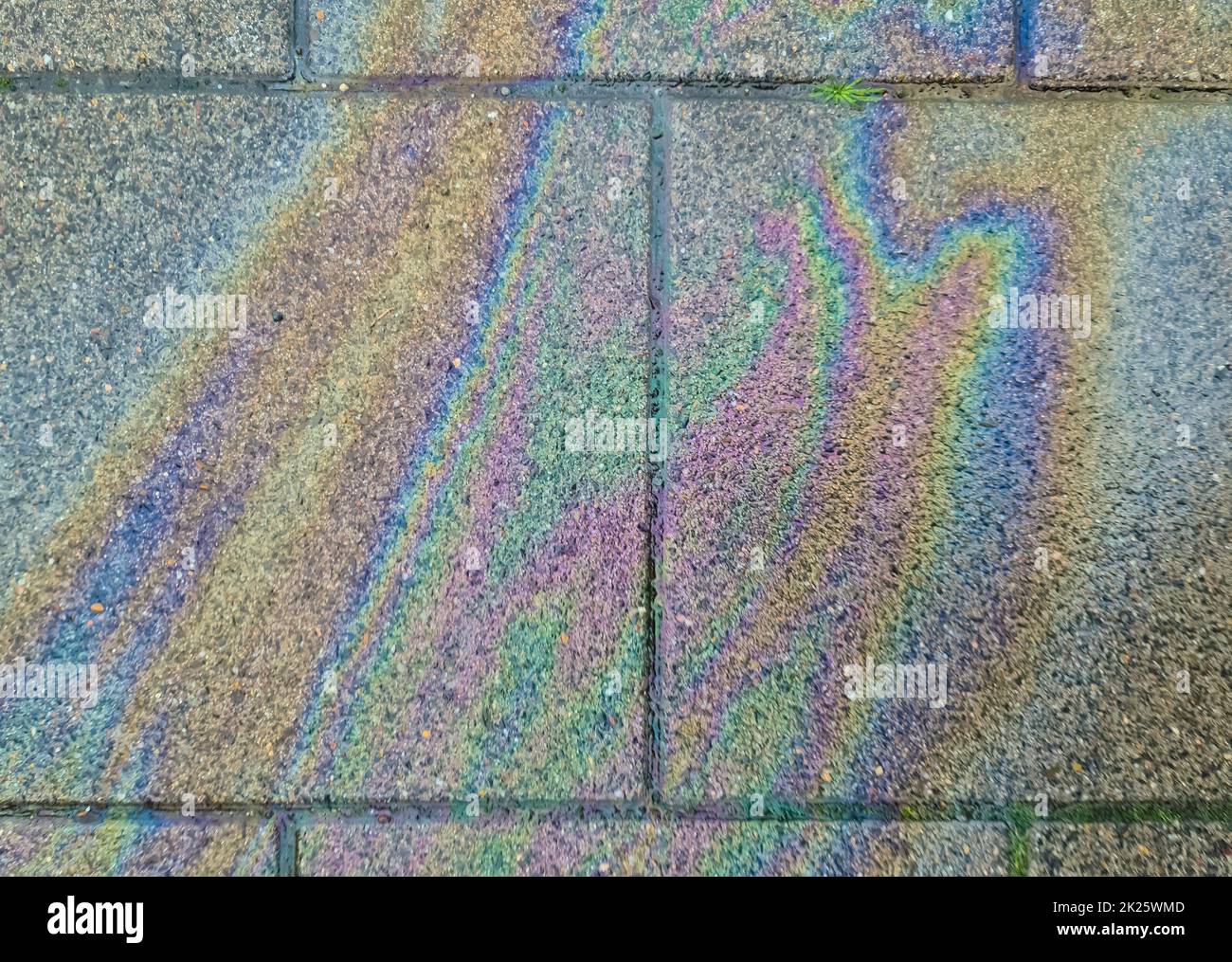 Carburante e olio colorati sul terreno che mostrano inquinamento ambientale. Foto Stock