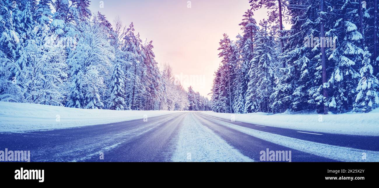Vista panoramica della bellissima strada di campagna in inverno Foto Stock