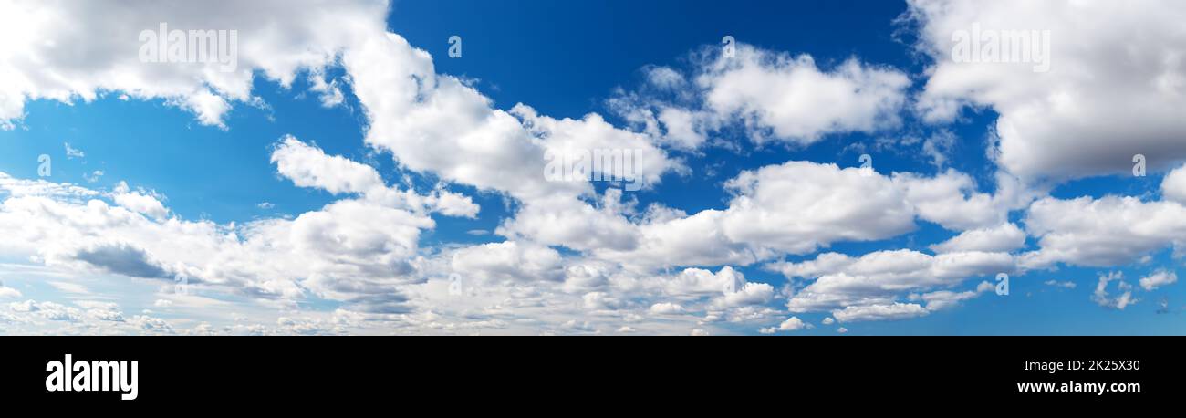 Cielo blu con nuvole bianche e tenui nelle giornate di sole Foto Stock
