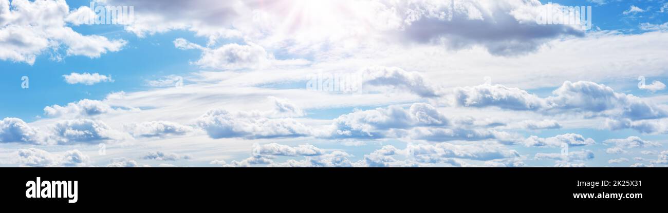 Cielo blu con nuvole bianche e tenui nelle giornate di sole Foto Stock