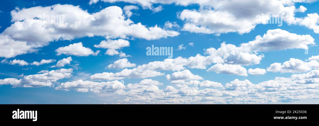 Cielo blu con nuvole bianche e tenui nelle giornate di sole Foto Stock