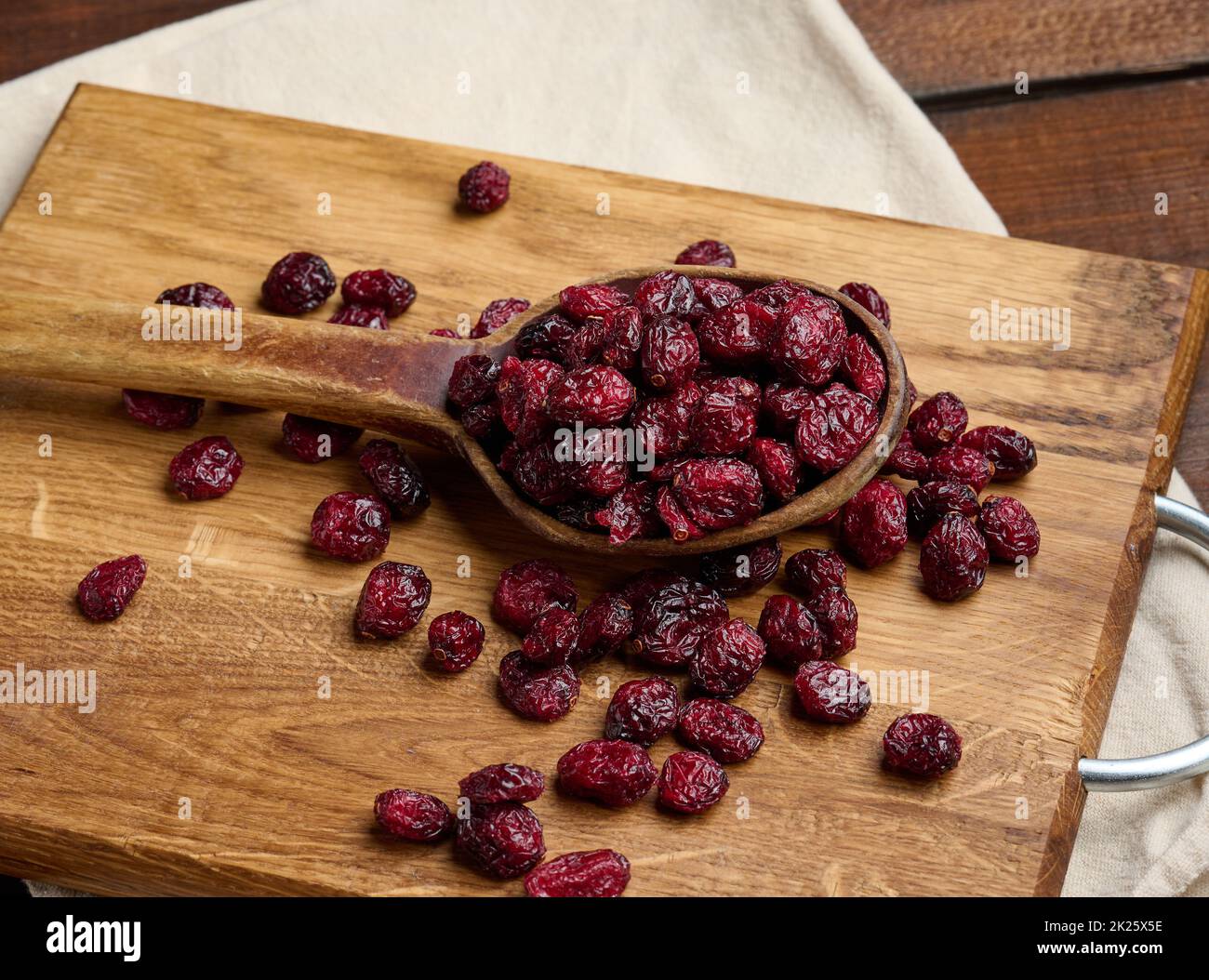 mazzetto di mirtilli secchi in un cucchiaio di legno su un tavolo marrone. Deliziosa bacche, vista dall'alto Foto Stock